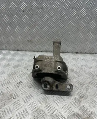 Volkswagen Tiguan Engine mount bracket 5N0199262