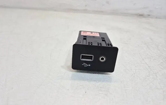 Nissan Rogue USB socket connector 284H37FH0A