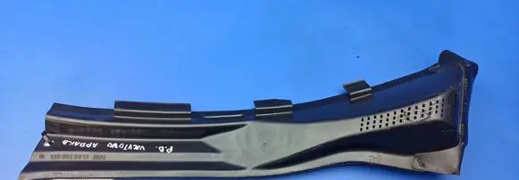 Mercedes-Benz 380 560SEC C126 Wiper trim 1268300813