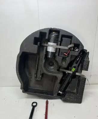 Audi Q8 Tool set 4M8012109C