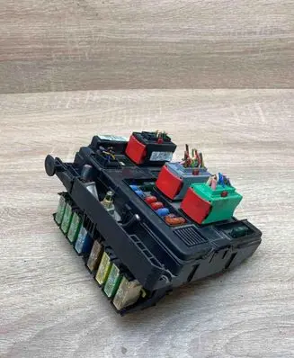 Peugeot 206 Fuse module 9643498780 22102004