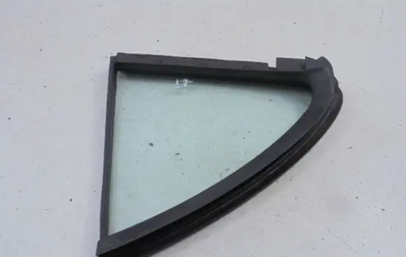 Nissan Almera Tino Rear side window