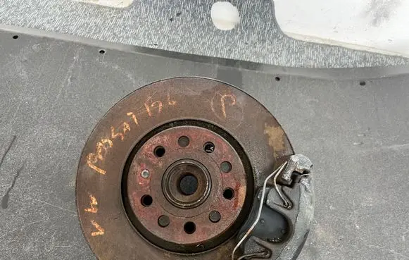 Volkswagen PASSAT B6 Front wheel hub spindle knuckle 
