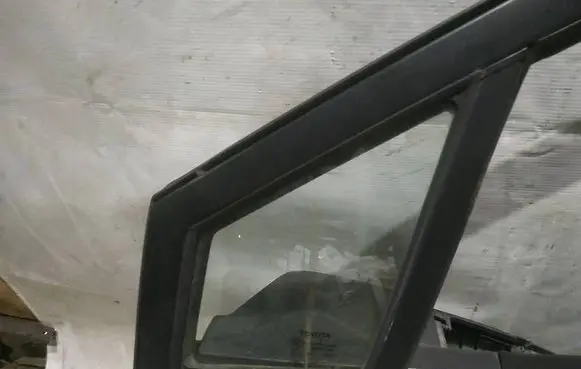 Toyota Corolla Verso AR10 Front door vent window glass four-door AS2