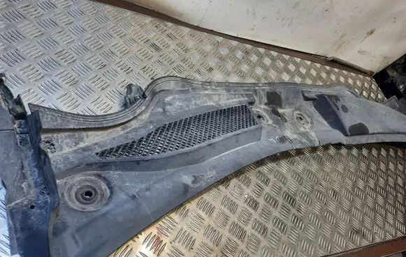 Mercedes-Benz CLA C117 X117 W117 Wiper trim A1768300013