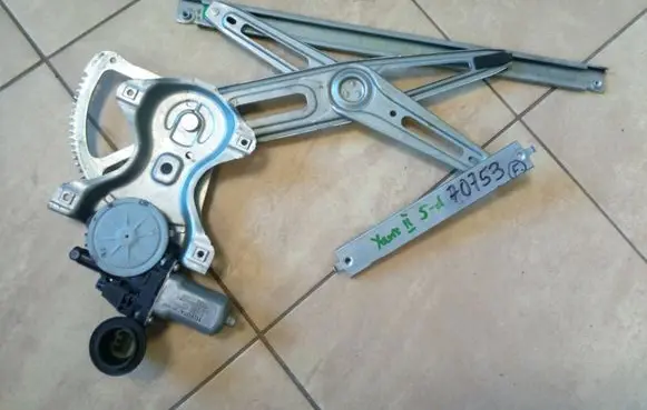 Toyota Yaris Front door window regulator with motor 857200D120 NE70753