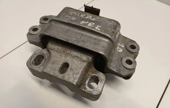 Volkswagen Touran I Engine mount bracket 1K0199555