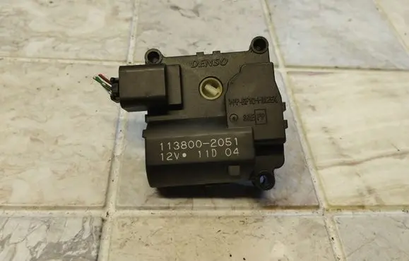 Toyota Corolla Verso E121 Air flap motor/actuator 1138002051