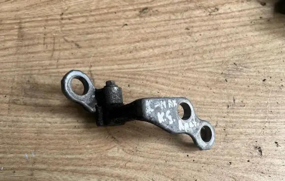 Ford C-MAX I Rear door lower hinge