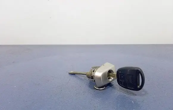 Toyota Corolla Verso E121 Front door lock B2668
