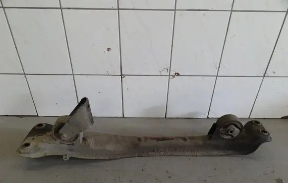 Nissan Almera N16 Engine mount bracket