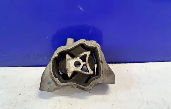 Volvo S60 Engine mount bracket 31277313