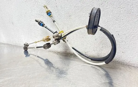 Opel Astra J Gear shift cable linkage 55563704