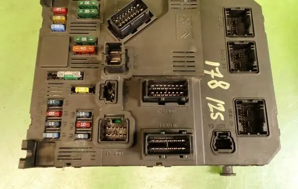 Peugeot 206 Fuse module 9652474780