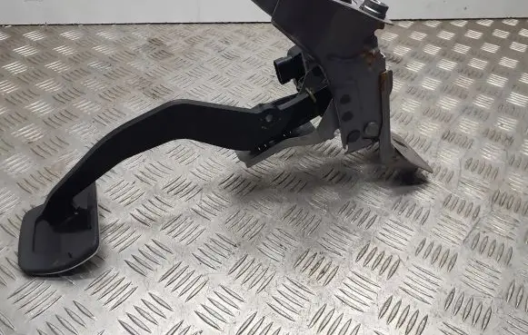 Infiniti Q70 Y51 Brake pedal