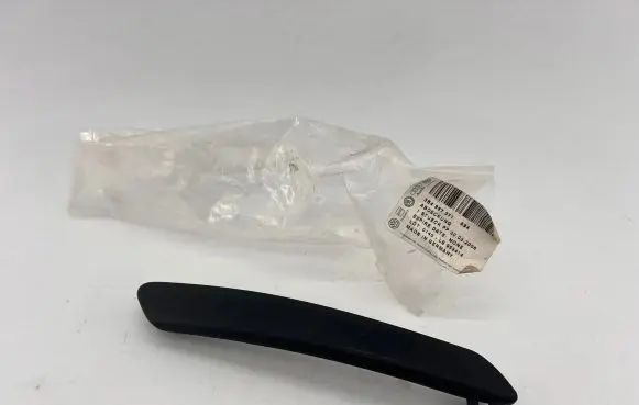 Volkswagen PASSAT B5 Rear door handle cover 3B4867371