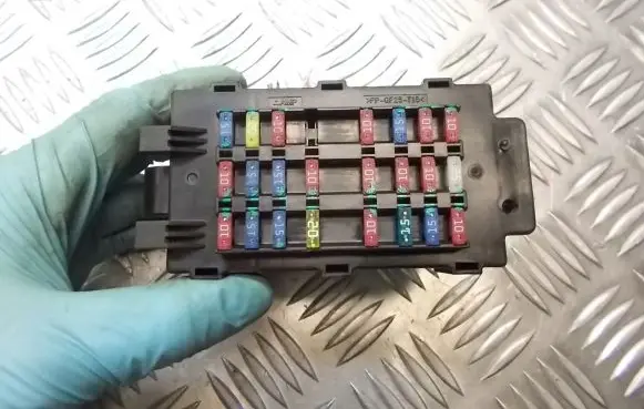 Chevrolet Lacetti Fuse box cover