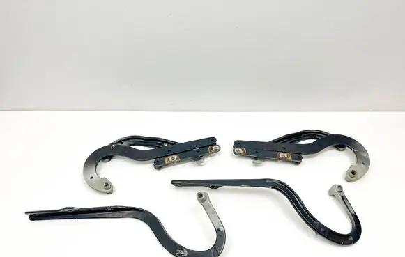 Tailgate/trunk/boot hinge