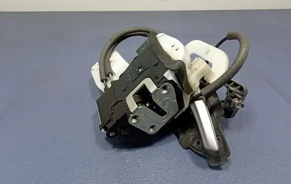 Hyundai ix35 Front door lock 813202Y000