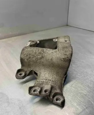 Gearbox mounting bracket