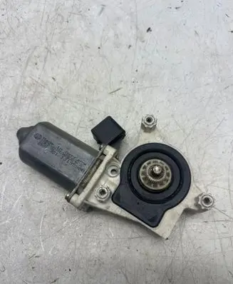 Volkswagen PASSAT B5.5 Vent window/glass motor 1J1959801