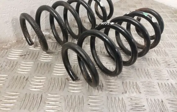 Toyota Avensis T270 Rear coil spring 4823105500