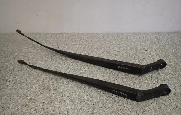 Toyota Auris 150 Front wiper blade arm