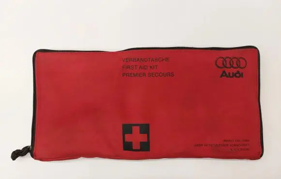Audi A4 S4 B8 8K First aid kit 8K0860282