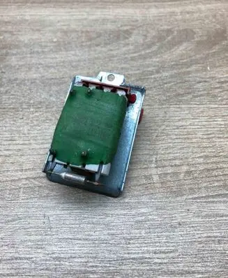 Volkswagen PASSAT B5.5 Heater blower motor/fan resistor 8D0959263 740245833F