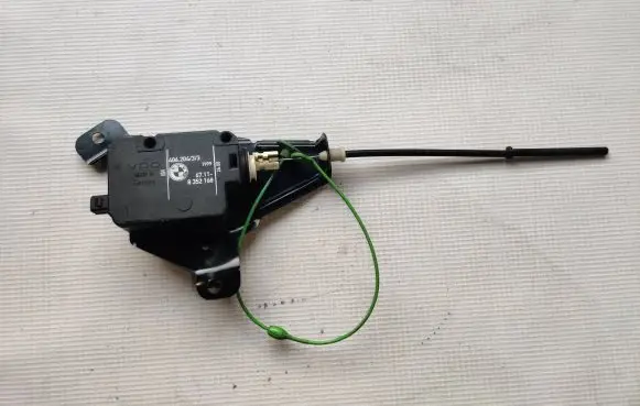 BMW 5 E39 Central locking motor 8352168