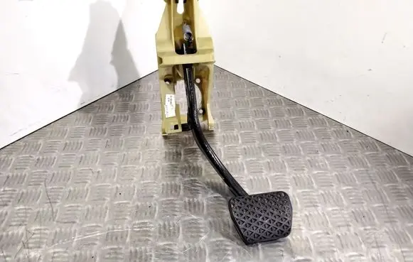 BMW 7 E65 E66 Brake pedal 6753517