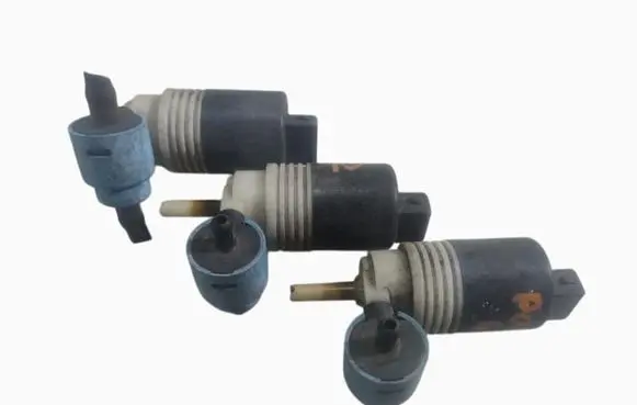 Volkswagen Golf IV Windscreen/windshield washer pump