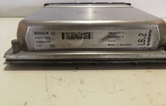 Volvo V70 Engine control unit/module 30637733 0281011078 0000068415
