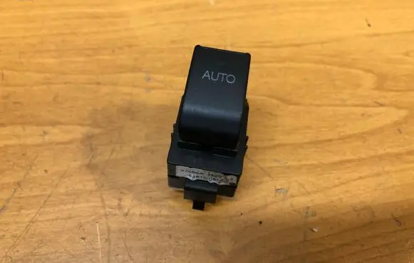 Toyota Avensis T250 Electric window control switch 8481005050
