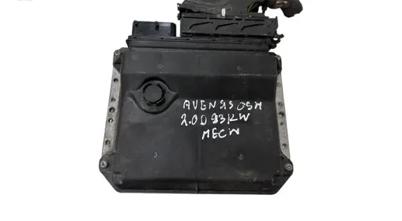 Toyota Avensis T270 Engine control unit/module 8966105D21 MB2759001440