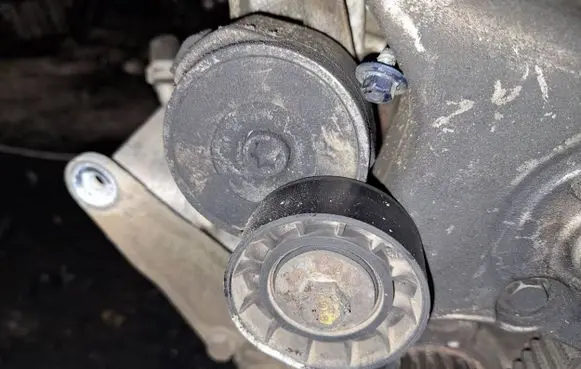 Opel Zafira B Generator/alternator belt tensioner 