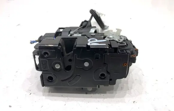 Skoda Fabia Mk2 (5J) Front door lock 
