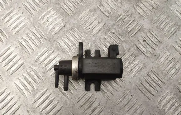 Volkswagen PASSAT B5 Engine mount vacuum valve 1H0906627