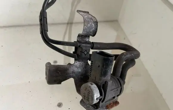 Volkswagen Touran II Valve vacuum 03L131051BH 30102014 10301VRD051