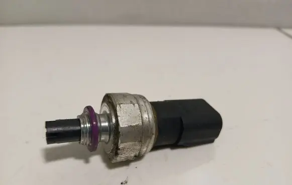 Mercedes-Benz E W211 Air conditioning (A/C) pressure sensor A2038300472