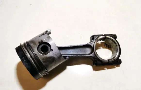 Hyundai Lantra II Piston with connecting rod