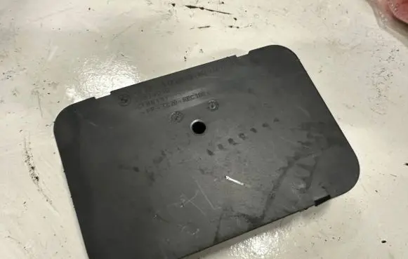 Quarter panel pressure vent