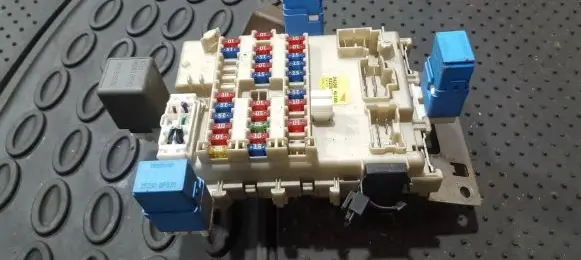 Nissan Almera Tino Fuse box set 243504u100 0323001