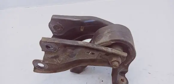 Honda CR-V Engine mount bracket