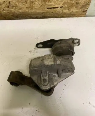 Citroen C5 Engine mount bracket 947646380