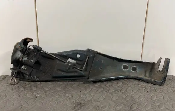 Audi A6 S6 C4 4A Radiator mount bracket 4A0805807