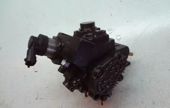 Renault Megane III Fuel injection high pressure pump 0445010208