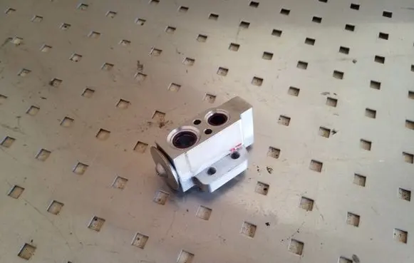 Volkswagen Golf V Air conditioning (A/C) expansion valve 1K0820679