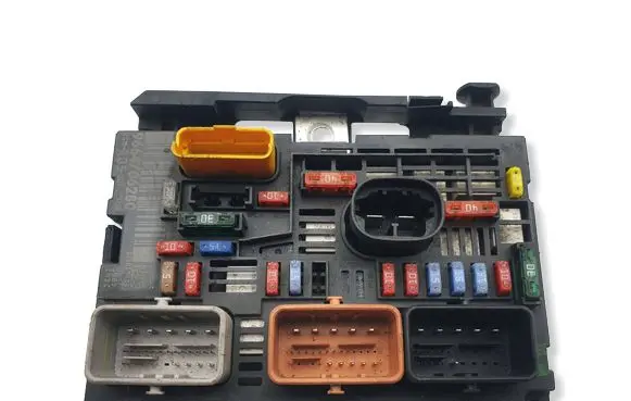 Peugeot 308 SW Fuse module 9664706280