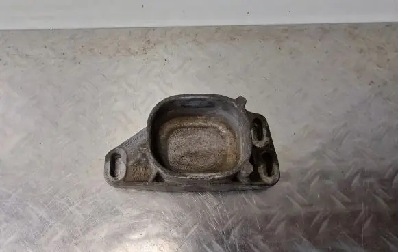 Audi A4 S4 B5 8D Engine mounting bracket 8D0199335Q